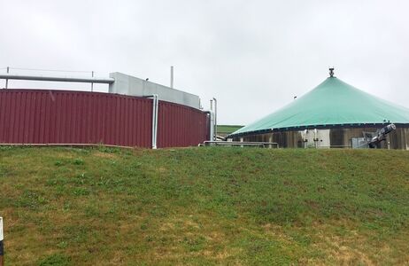 zwei große Behälter einer Biogasanlage